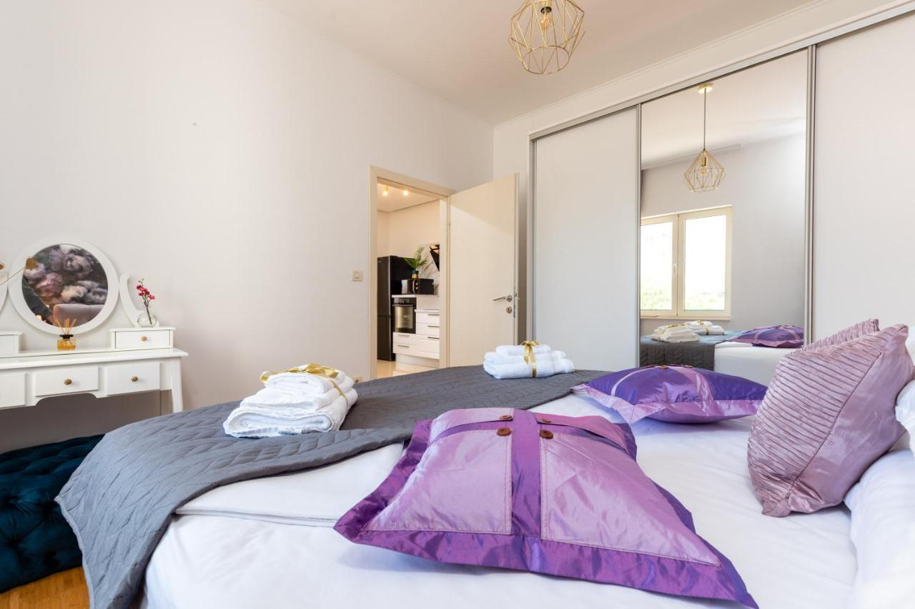 Luxa 5 Min Old Town, 10 Min Airport Apartment